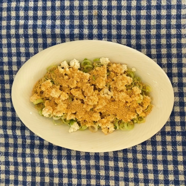 Tarhanalı ve Lor Peynirli Pırasa Salatası